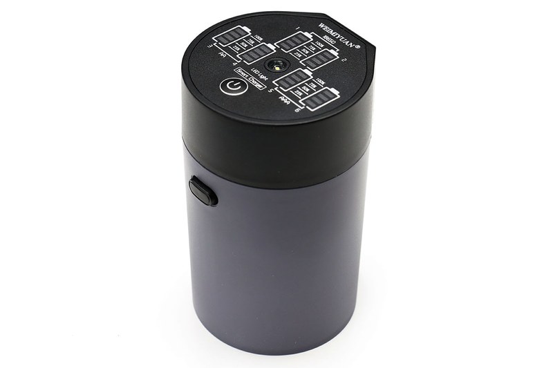 筒状の充電器です。サイズは高さ98×幅59×厚さ57mmで、質量は約121g。電池6本（手持ち品）と付属ケーブルを含めた質量は300g（実測値）でした。