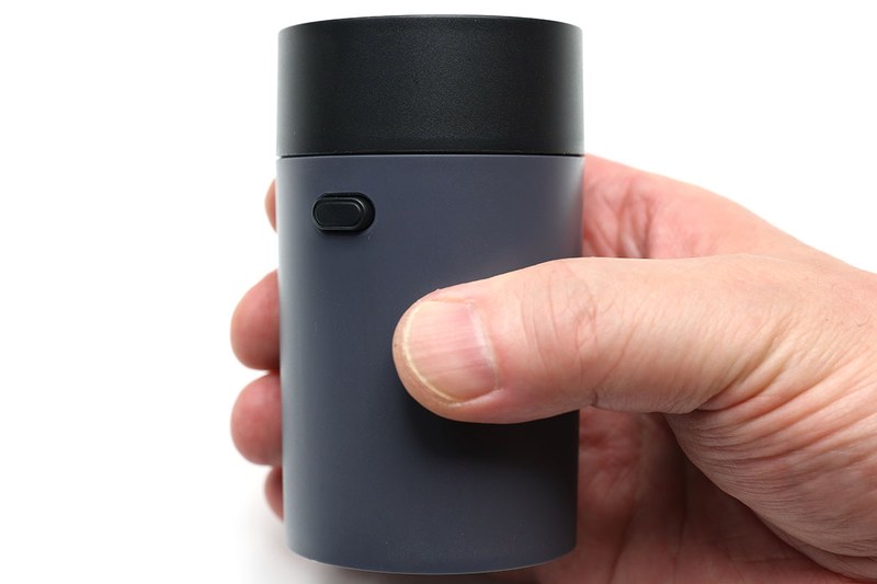 筒状の充電器です。サイズは高さ98×幅59×厚さ57mmで、質量は約121g。電池6本（手持ち品）と付属ケーブルを含めた質量は300g（実測値）でした。