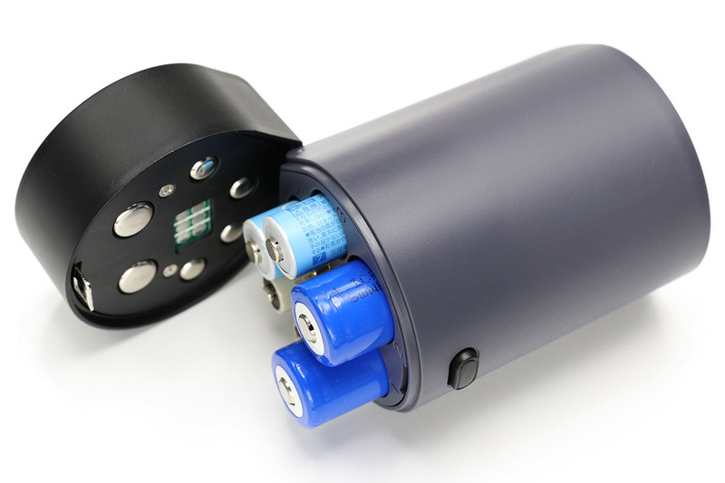 手前のボタンを押すとフタがパカッと開いて電池室が現れます。そこにプラス側（ポッチのある方）を上にして電池を入れ、フタを閉めてUSB接続すれば充電が始まります。充電が終わったら、充電器のフタを開いて傾ければ電池が出てきます。