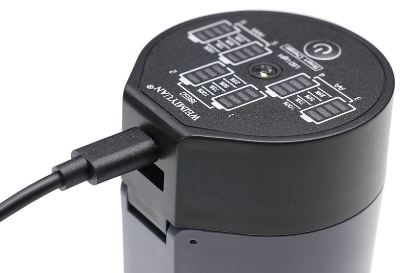 背部には電池充電のためのmicroUSB用ポートと、モバイルバッテリーとして使うためのUSB Type-A用ポートがあります。モバイルバッテリーとして使う時は18650電池をセットする必要があります。フタ上部には充電状態を示すLEDインジケーターがあり、直感的でわかりやすい。それぞれ単独で充電状態が示され、4色とも点灯し続けた電池は満充電です。