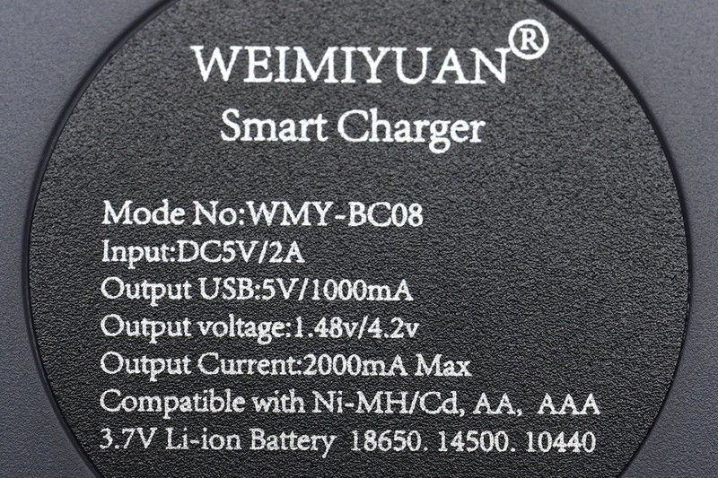 充電器の底面にこんなプリントが（左）。中央写真はリチウムイオン二次電池各種で、左から、26650、18650、14500、10440。右写真は単3形アルカリ電池と14500電池を並べたものです。14500は一般の単3形電池とほぼ同じ太さ（長さは一般の単3形電池よりも数mm長い）。ただし、リチウムイオン二次電池と、一般の乾電池やニッケル水素二次電池などとは電圧がかなり異なるので、乾電池などの代りには使えません（使うと危険です）。