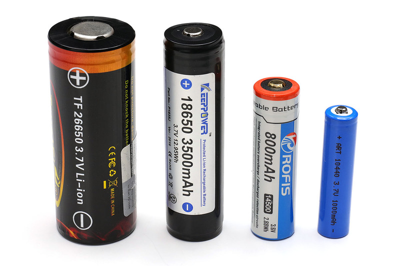 充電器の底面にこんなプリントが（左）。中央写真はリチウムイオン二次電池各種で、左から、26650、18650、14500、10440。右写真は単3形アルカリ電池と14500電池を並べたものです。14500は一般の単3形電池とほぼ同じ太さ（長さは一般の単3形電池よりも数mm長い）。ただし、リチウムイオン二次電池と、一般の乾電池やニッケル水素二次電池などとは電圧がかなり異なるので、乾電池などの代りには使えません（使うと危険です）。