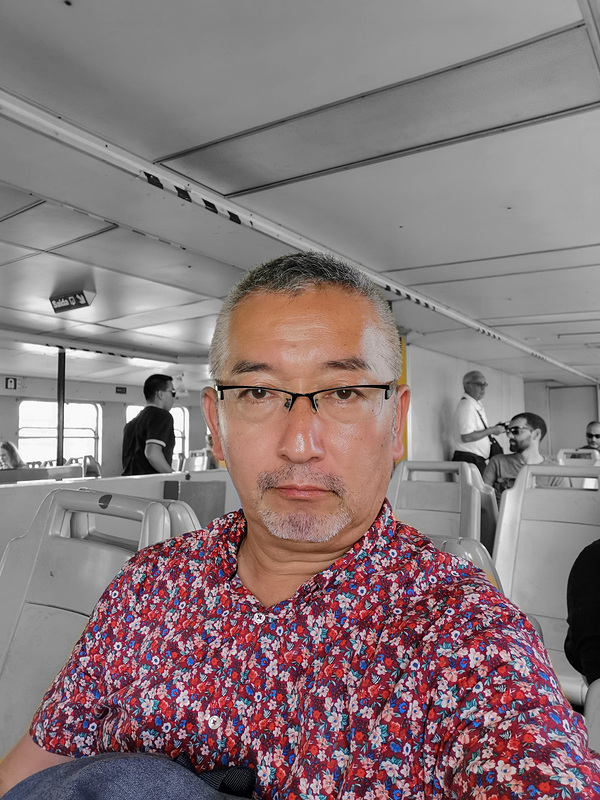 人物だけに色を残して、背景をモノクロに。これも勝手に編集されたもの