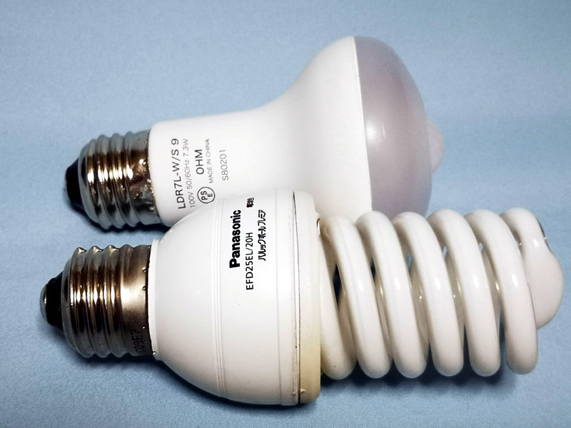 今までつけていた蛍光灯ランプとのサイズ比較。蛍光灯型ランプの方が長いのに少々驚く。