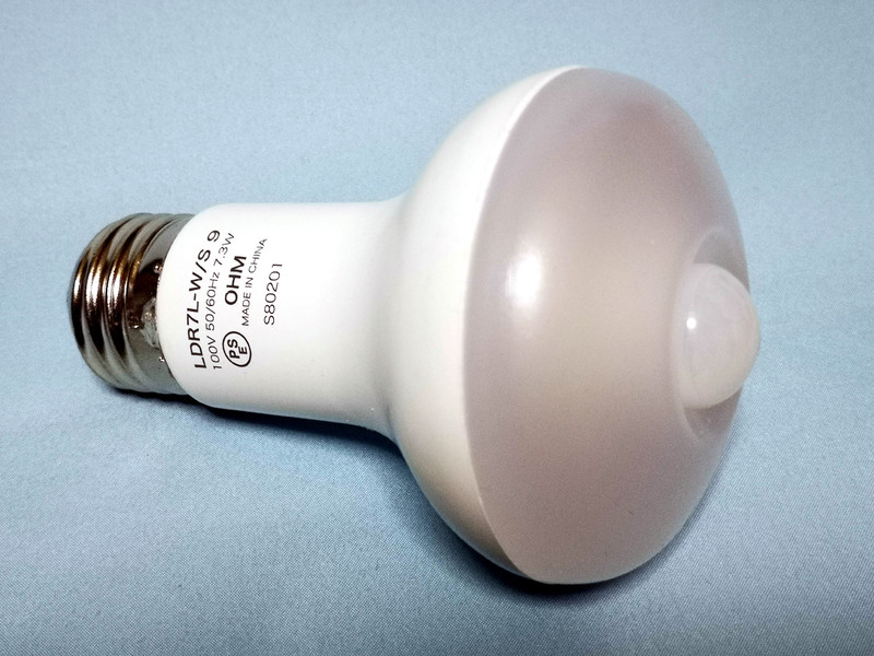 ランプ前面中央にあるのがセンサーだ。