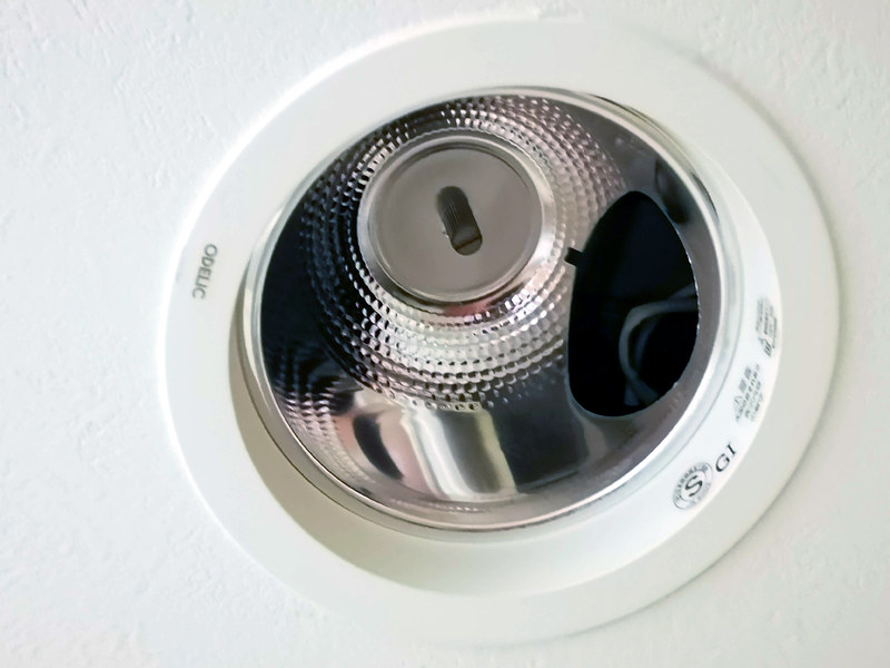 このようにランプホール側面にソケットがある形状。しばらく触ってなかったので忘れており、いざ交換の段階で気が付いた。光を均等に散らせるように内部が反射板になっている。これが功を奏した模様。