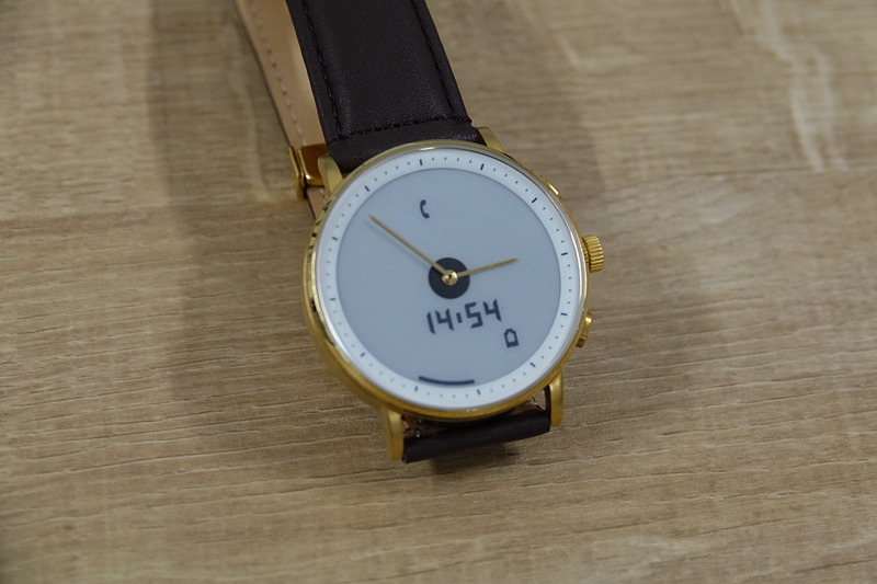 電話を着信時のアイコン。右下はバッテリー残量警告