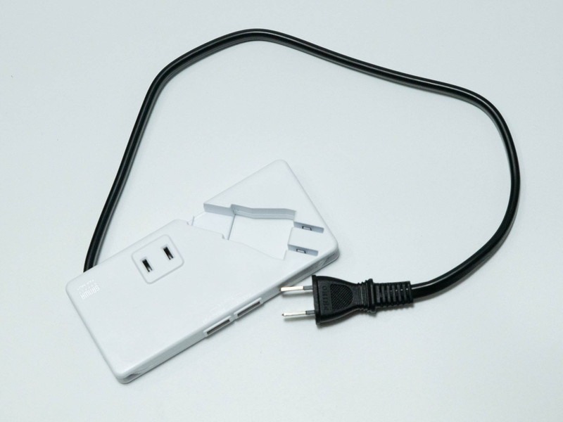 電源ケーブルを取り出してみたようす