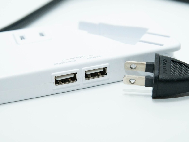 USBポートを備えているが、出力は2ポート合計で2Aのため物足りなく感じる