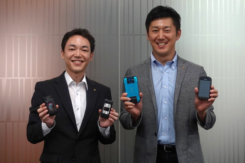 左から、京セラ 通信機器事業本部 通信技術部 通信戦略課責任者 本多弘明氏、同 商品企画部 商品企画課責任者 三輪智章氏