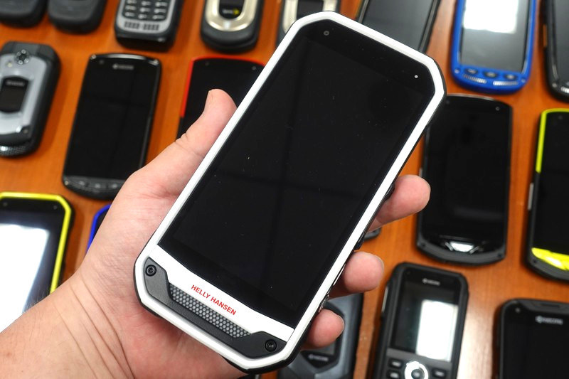 「TORQUE G03」のHELLY HANSENコラボモデル（2017年）。300台限定で販売され、申込開始から1分で完売したという