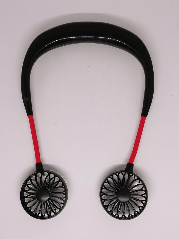 父の日にいただいた肩掛け扇風機。赤と黒のカラーコンビネーションがイケてる