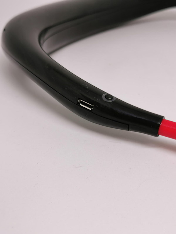 microUSBポートの充電口と小さな丸い電源スイッチ