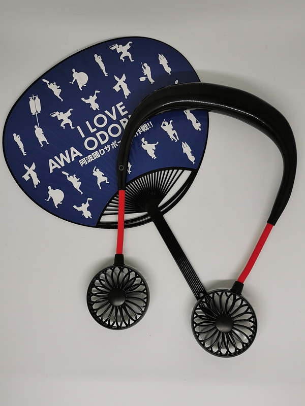 日本古来のうちわは既に完成されたデザインだ。エアコンの普及で一旦は終結した雰囲気だった扇風機は、今になって再び脚光を浴びだしてきたハードウェアだ。特に手持ちモバイル扇風機の需要は高い。多くの手持ち扇風機の未来は肩掛け扇風機なのかもしれない