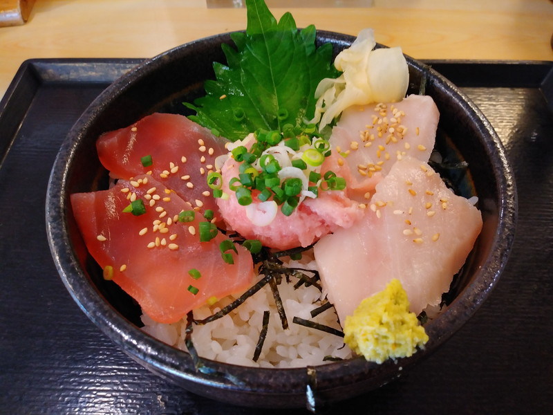 料理を通常モード（1枚目）とAIモード（2枚目）で撮影