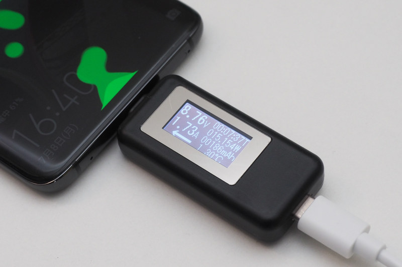 スマートフォンへも9V2Aで充電できていることがわかる