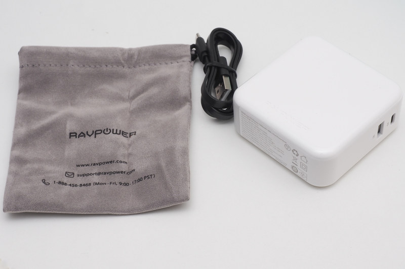 ケースとケーブルが1本付属する