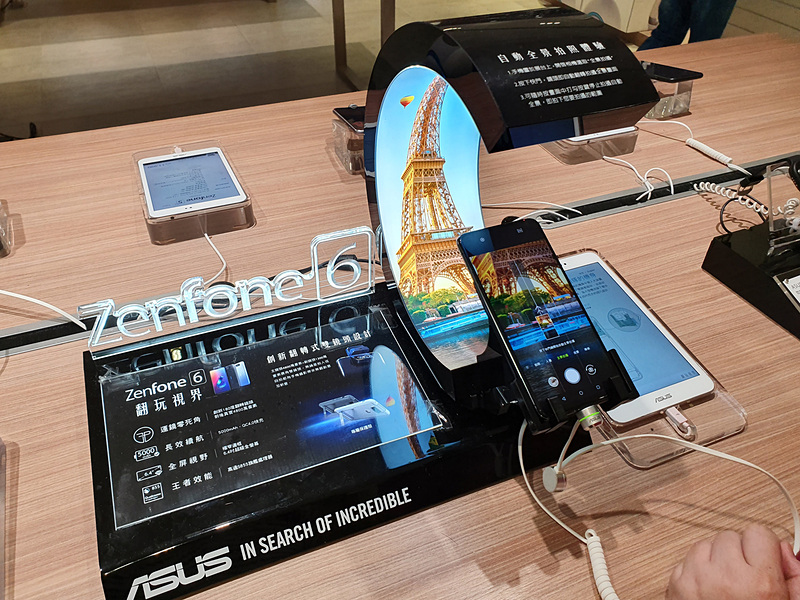 ZenFone 6の回転式カメラの魅力を体験できるディスプレイ