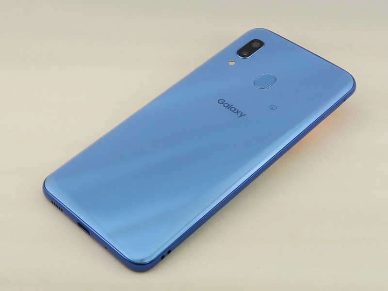 背面にはメインカメラ、指紋センサーを備える。指紋センサーの右下におサイフケータイのアイコンがプリントされている