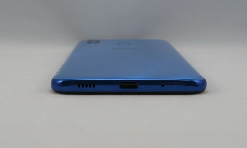 下部にはUSB Type-C外部接続端子を備える。グローバル向けのGalaxy A30に備えられていた3.5mmイヤホンマイク端子は廃されている