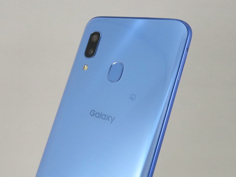 背面に搭載されたデュアルカメラ。Galaxyシリーズにしては珍しく、カメラ位置が中央ではなく、左右対称でもない