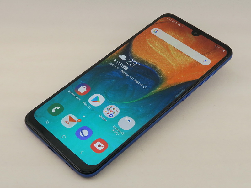 au／サムスン電子ジャパン「Galaxy A30 SVC43」、約160mm（高さ）×75.0mm（幅）×8.0mm（厚さ）、約176g（重量）、ブルー（写真）、レッド、ブラック、ホワイトをラインアップ