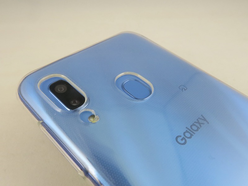 Amazon.co.jpで販売されていたケースはグローバル版向けの製品だったため、装着すると、背面のカメラ部と指紋センサー部の穴の位置が微妙にずれていた