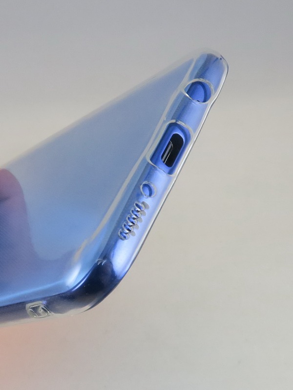 同じくグローバル版向けのケースの下部には、au版に存在しない3.5mmイヤホンマイク端子の穴が空いていた