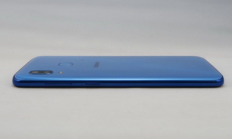 右側面は電源キーと音量キーを備える。レイアウトは基本的にGalaxy Sシリーズに準拠している