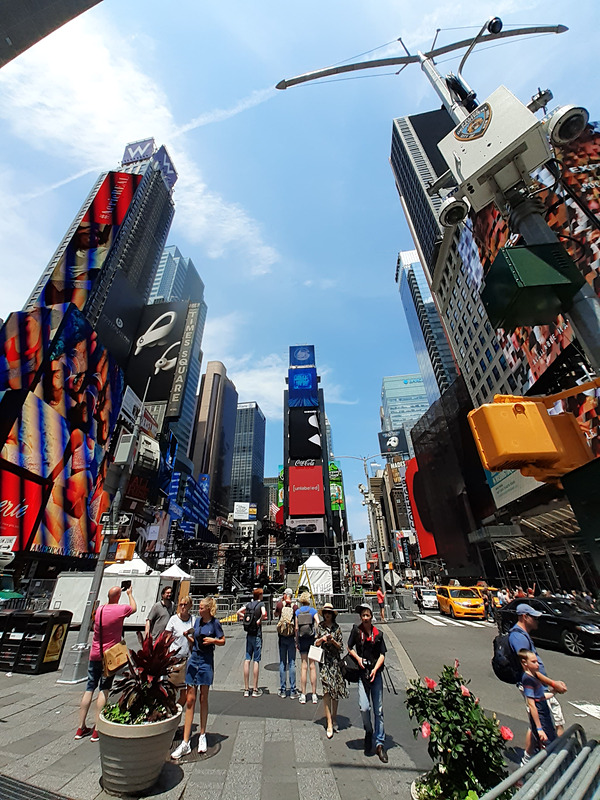 超広角カメラに切り替えると、ワイドに撮影できるが、やや湾曲したような写真になる