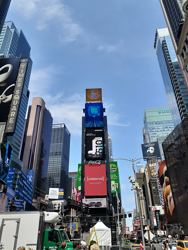 ニューヨークのタイムズスクエアで、広角カメラで撮影したサンプル