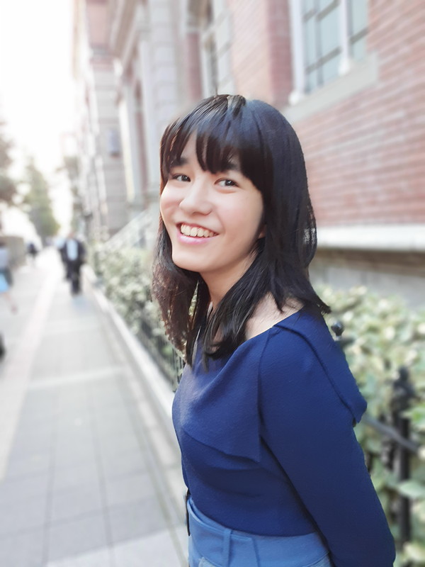 奥行きのあるシーンで、人物を撮影。モデル：<a href="http://bonbon-famin.com/cn2/g01.html">るびぃ</a>（ボンボンファミンプロダクション）