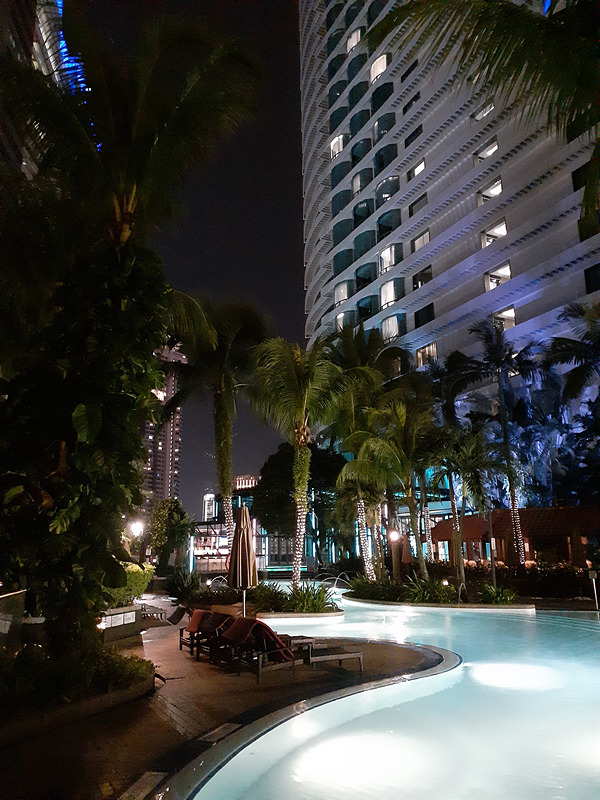 夜にライトアップされたプールと建物を撮影。暗いところも捉えることができている
