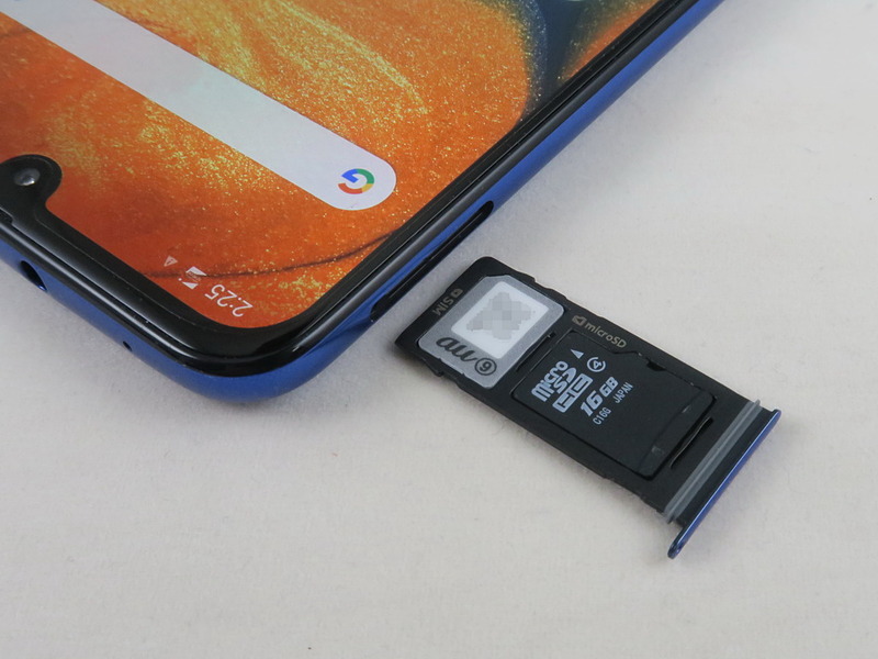 SIMカードトレイはピンで取り出すタイプ。nanoSIMカードとmicroSDメモリーカードを1枚ずつ装着可能