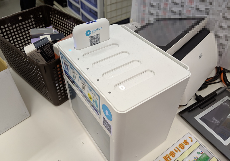 店内のテーブルにChargeSPOTが
