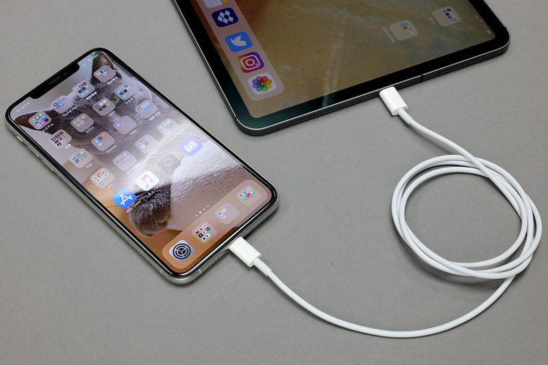 iPad ProのUSB-Cポートを使うと、他のデバイスに対して充電を行えます。つまりiPad Proはタブレット端末でありかつモバイルバッテリーでもあるわけです。ナニゲに非常に便利。この機能を使うには、iPad Pro端がUSB-Cで、もう片端がデバイスに応じた端子形状になっているケーブルが必要です。