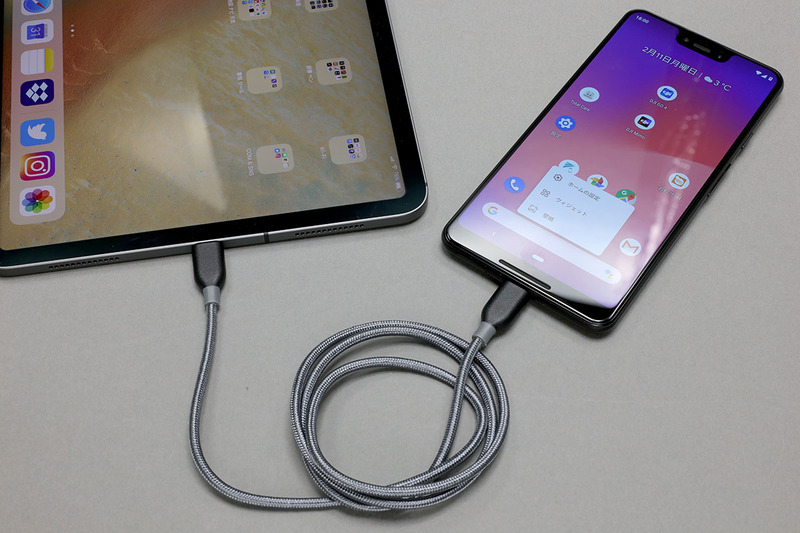 iPad ProのUSB-Cポートを使うと、他のデバイスに対して充電を行えます。つまりiPad Proはタブレット端末でありかつモバイルバッテリーでもあるわけです。ナニゲに非常に便利。この機能を使うには、iPad Pro端がUSB-Cで、もう片端がデバイスに応じた端子形状になっているケーブルが必要です。