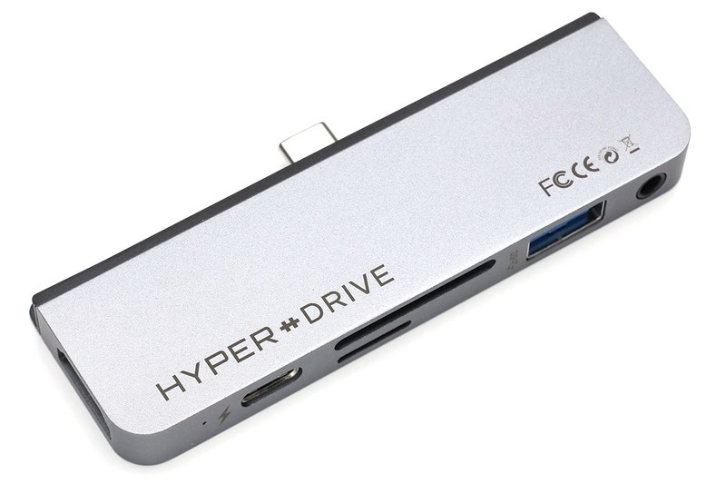 搭載するポートは6つ。4K HDMI（4K30HzのHDMIビデオ出力）、USB-C（iPad Proへの充電と外部デバイスへの最大60W給電・データ通信）、SDカードスロット、microSDカードスロット、USB-A（USB3.1 Gen1/最大5Gbpsでのデータ転送・外部デバイスへの給電）、3.5mmオーディオジャック（音声入出力）。6in1のUSB-Cハブですが、非常にコンパクトです。