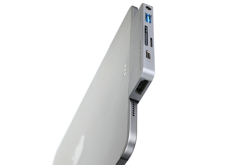 11インチiPad Proに装着した様子。独自のジョイント機構によりiPad Proを挟むように装着できるので、安定感があります。見た目もスッキリですね。ただ、ケーブルやメモリカードを抜く場合、ハブを押さえないとハブごとiPad Proから抜けてしまうこともあります。