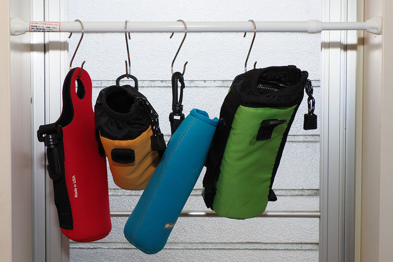 ご存知、突っ張り棒。壁の間や枠の間にバネの力で固定できる多目的の伸縮式金属パイプです。左は、コストコで買ったロングサイズのキッチンペーパーで、普通のホルダーには収まらないのですが、突っ張り棒なら収まり放題です。S字フックなどを使えば、デッドスペースを収納スペースとして活用することもできます。アイデア次第でイロイロ使えて、やっぱり便利ですね。