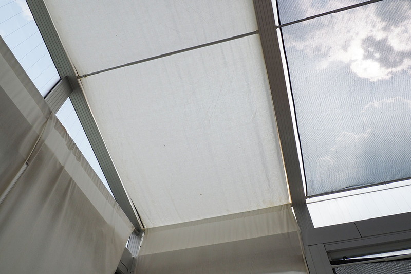 アルミサッシの間に入れて、天幕や遮光カーテンを吊ったりするのにも便利。