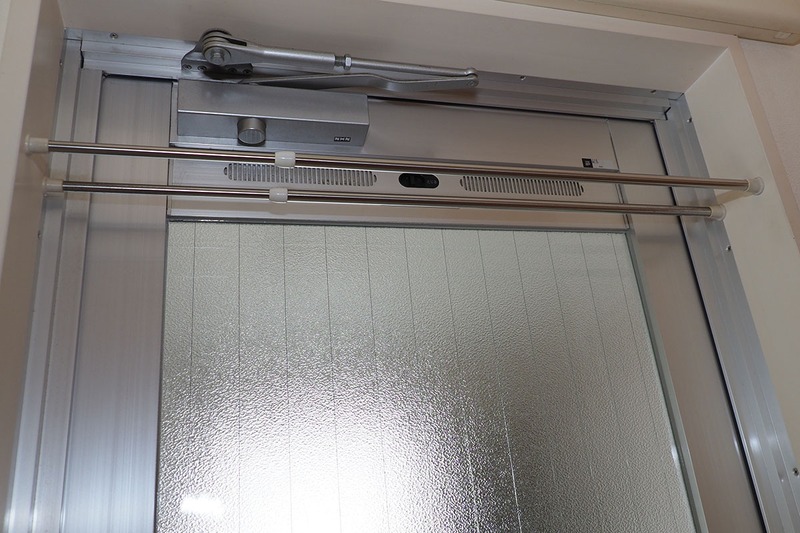 こちらは筆者宅のバスルーム。ドア枠の上部に2本の突っ張り棒を入れ、タオル掛けとして使っています。2本またいでタオルを吊すことにより、タオル面に隙間ができて乾きやすいというわけです。