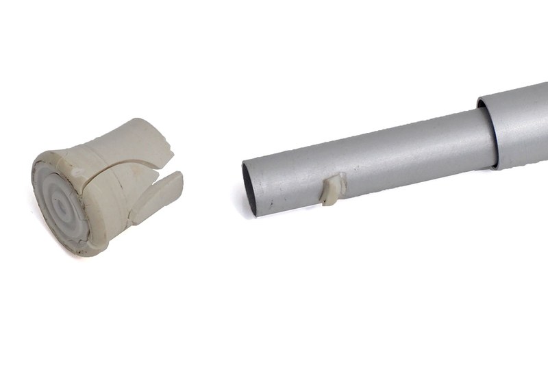 筆者宅では、窓枠に突っ張り棒をはめ込んで、そこに簡易的なカーテンを吊すことが多いです。主に日よけや目隠し。紫外線が当たりがちな場所なので、このように突っ張り棒両端の樹脂がボロボロになってしまいます。結果、金属パイプが剥き出し。こうなると突っ張っての固定が困難になり、突っ張り棒の役目を果たしません。