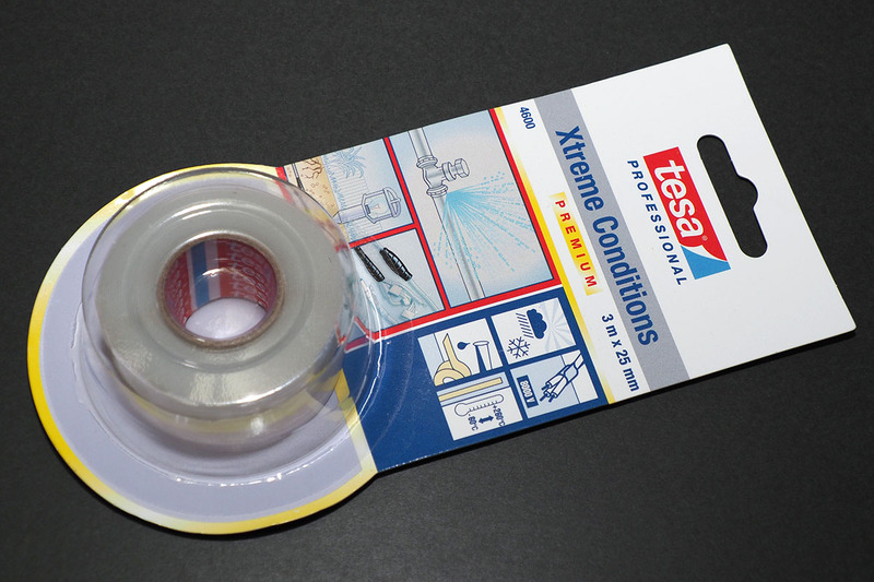 用意するのはシリコーンゴム素材の自己融着テープ。テープどうしがくっついて一体化するというテープです。筆者のお気に入りは「tesa 4600 エクストリーム 500ミクロン 自己融着テープ」（<a href="https://k-tai.watch.impress.co.jp/docs/column/korekori/1192148.html#contents-section-4" class="strong bn" target="_blank">レビュー記事</a>）。耐候性や耐熱性を含んだ優れた耐久性があります。