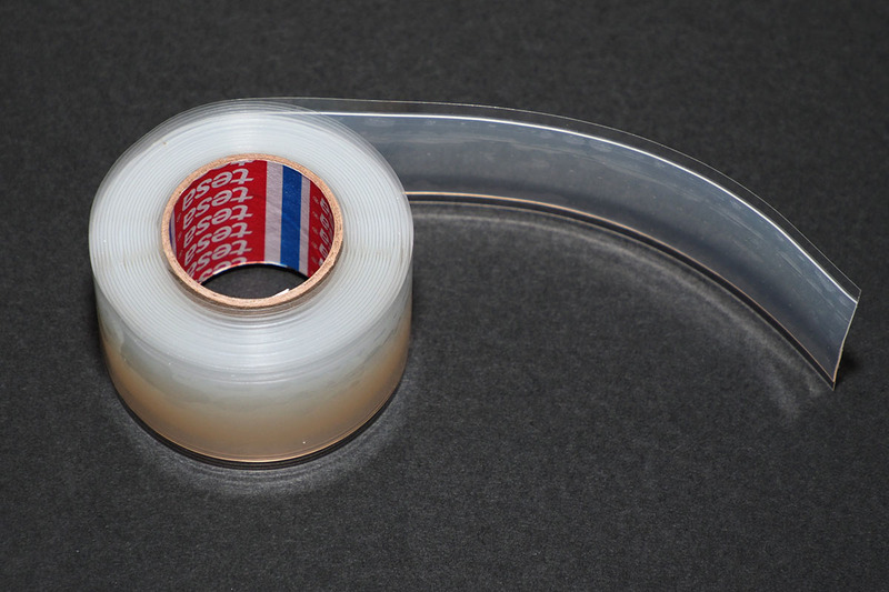 用意するのはシリコーンゴム素材の自己融着テープ。テープどうしがくっついて一体化するというテープです。筆者のお気に入りは「tesa 4600 エクストリーム 500ミクロン 自己融着テープ」（<a href="https://k-tai.watch.impress.co.jp/docs/column/korekori/1192148.html#contents-section-4" class="strong bn" target="_blank">レビュー記事</a>）。耐候性や耐熱性を含んだ優れた耐久性があります。