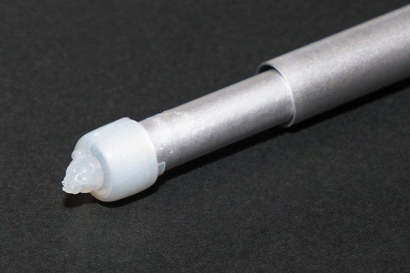 巻き終えた様子。余った端はカット。この状態でテープ部分は一体化しており、キャップと同様に機能します。シリコーンゴム素材なので、突っ張り棒に元から付いていたキャップより滑りにくいかもしれません。なお、仕上がったキャップ部分が「ちょっと薄い？」という感じなら、すぐに上から自己融着テープを重ね巻きすれば厚みを増やしつつ一体化させられます。