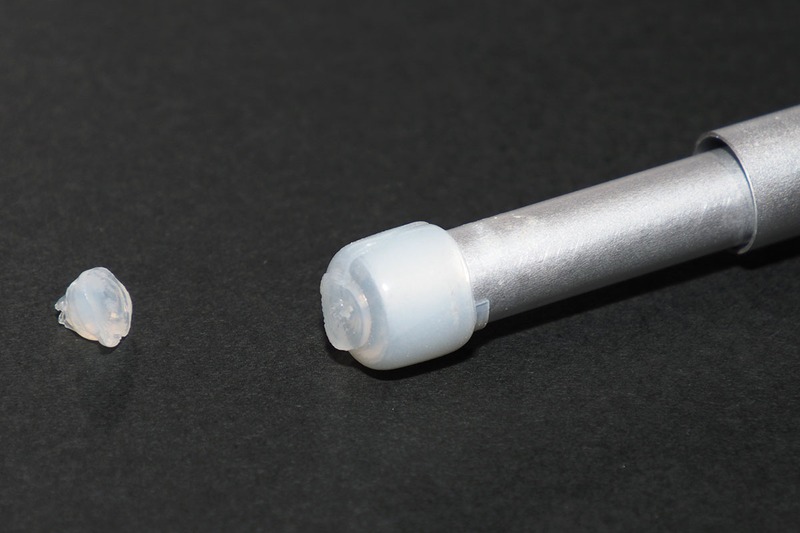 巻き終えた様子。余った端はカット。この状態でテープ部分は一体化しており、キャップと同様に機能します。シリコーンゴム素材なので、突っ張り棒に元から付いていたキャップより滑りにくいかもしれません。なお、仕上がったキャップ部分が「ちょっと薄い？」という感じなら、すぐに上から自己融着テープを重ね巻きすれば厚みを増やしつつ一体化させられます。