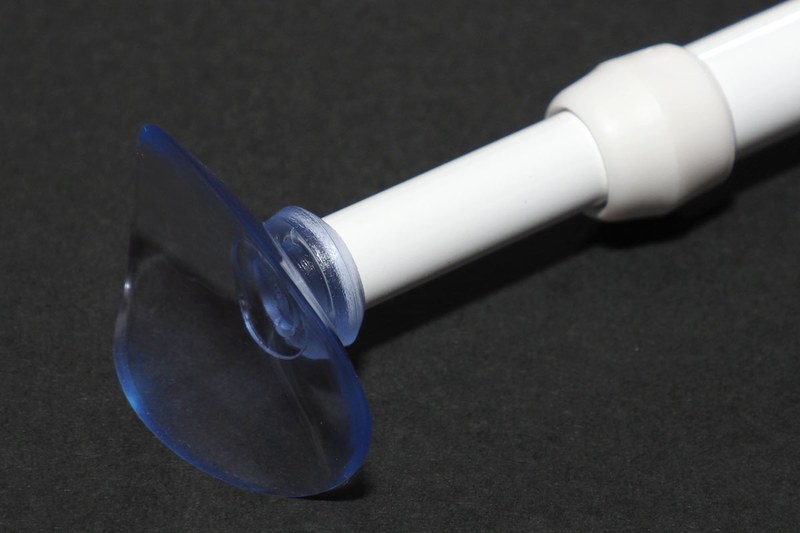 まずは「吸盤を使った方法」です。突っ張り棒両端のキャップを適当なサイズの吸盤に替えるだけの方法です。でも、ピッタリサイズの吸盤を探し当てるのにちょっと手間がかかるかも。