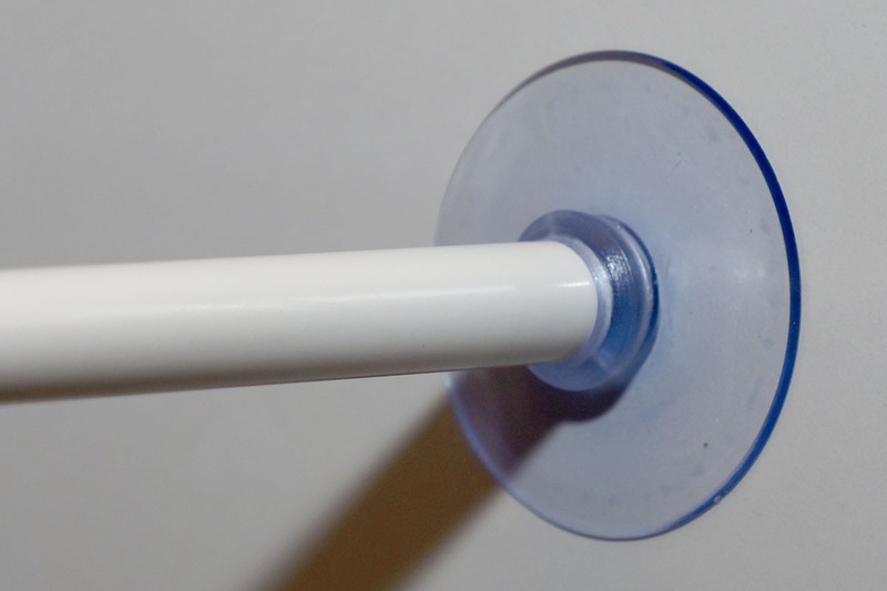 いいサイズの吸盤を見つけ、うまいこと突っ張り棒両端に装着できれば、こんな感じで両端吸盤仕様の突っ張り棒となります。突っ張り棒のバネで吸盤を壁面に押し付けますので、ズリッと滑り落ちることはまずない。ただし、壁面がザラついているなど、吸盤向けの面でない場合は効果半減です。また、吸盤の柔らかさや厚さによっては、吸盤から突っ張り棒が外れてしまうこともありますのでご注意を。