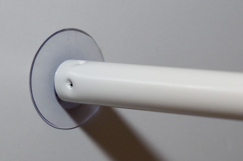 いいサイズの吸盤を見つけ、うまいこと突っ張り棒両端に装着できれば、こんな感じで両端吸盤仕様の突っ張り棒となります。突っ張り棒のバネで吸盤を壁面に押し付けますので、ズリッと滑り落ちることはまずない。ただし、壁面がザラついているなど、吸盤向けの面でない場合は効果半減です。また、吸盤の柔らかさや厚さによっては、吸盤から突っ張り棒が外れてしまうこともありますのでご注意を。